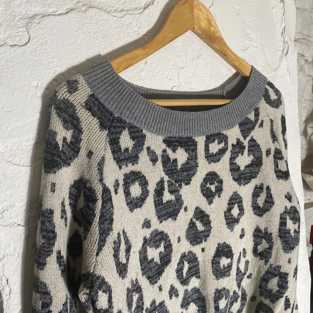 Gap Leopard‎ Print Wool Sweater Womens Size M Long Sleeve Knit Top - Picture 2 of 5